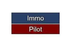 Weißer Schriftzug "Immo Pilot" auf blau, rotem Hintergrund.